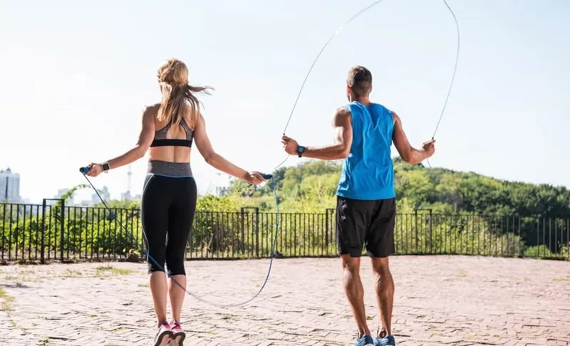 Nhảy dây là bài tập cardio toàn thân giúp tăng nhịp tim và đốt cháy calo hiệu quả.
