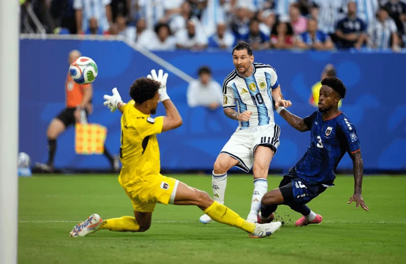 Hành lang phải là nơi Messi khởi đầu những pha đi bóng cắt vào trung lộ thương hiệu.