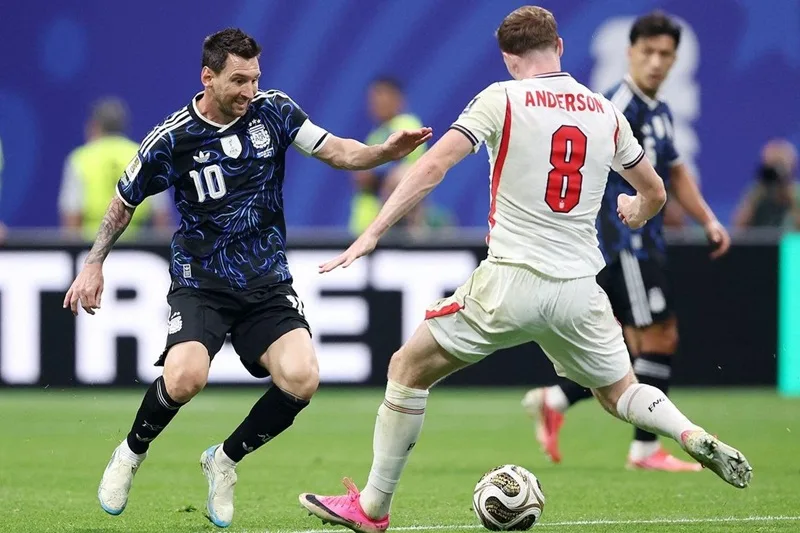 Khi lùi sâu vào trung lộ, Messi trở thành bộ não kiến thiết và tổ chức lối chơi.