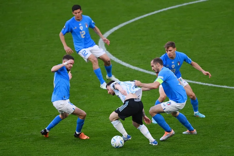 Sự linh hoạt giúp Messi di chuyển tự do khắp mặt sân thay vì cố định một vị trí.