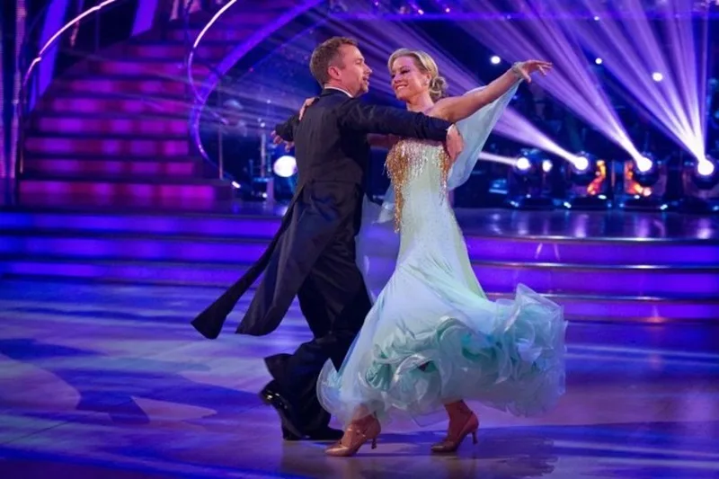 Từ những bước nhảy Waltz lãng mạn đến nhịp điệu Salsa sôi động, mỗi điệu nhảy đều mang nét cuốn hút riêng.