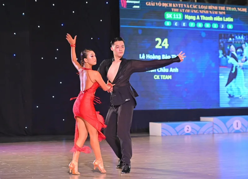 Khiêu vũ giúp tăng cường thể lực, giữ thăng bằng và xua tan căng thẳng sau giờ làm việc.